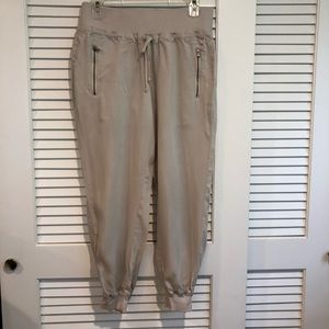Cloth and Stone Bella Dahl khaki joggers.